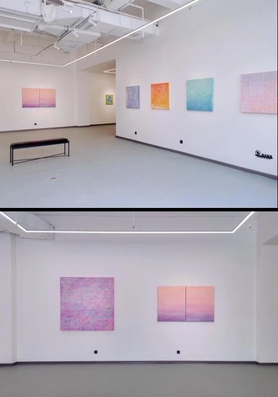 个展现场：白色展厅中的彩色绘画